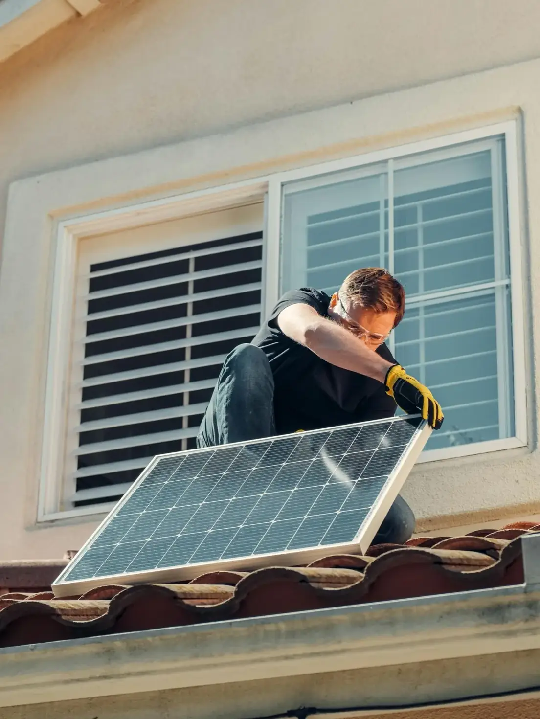Técnico Dolari realizando instalação de sistema solar fotovoltaico
