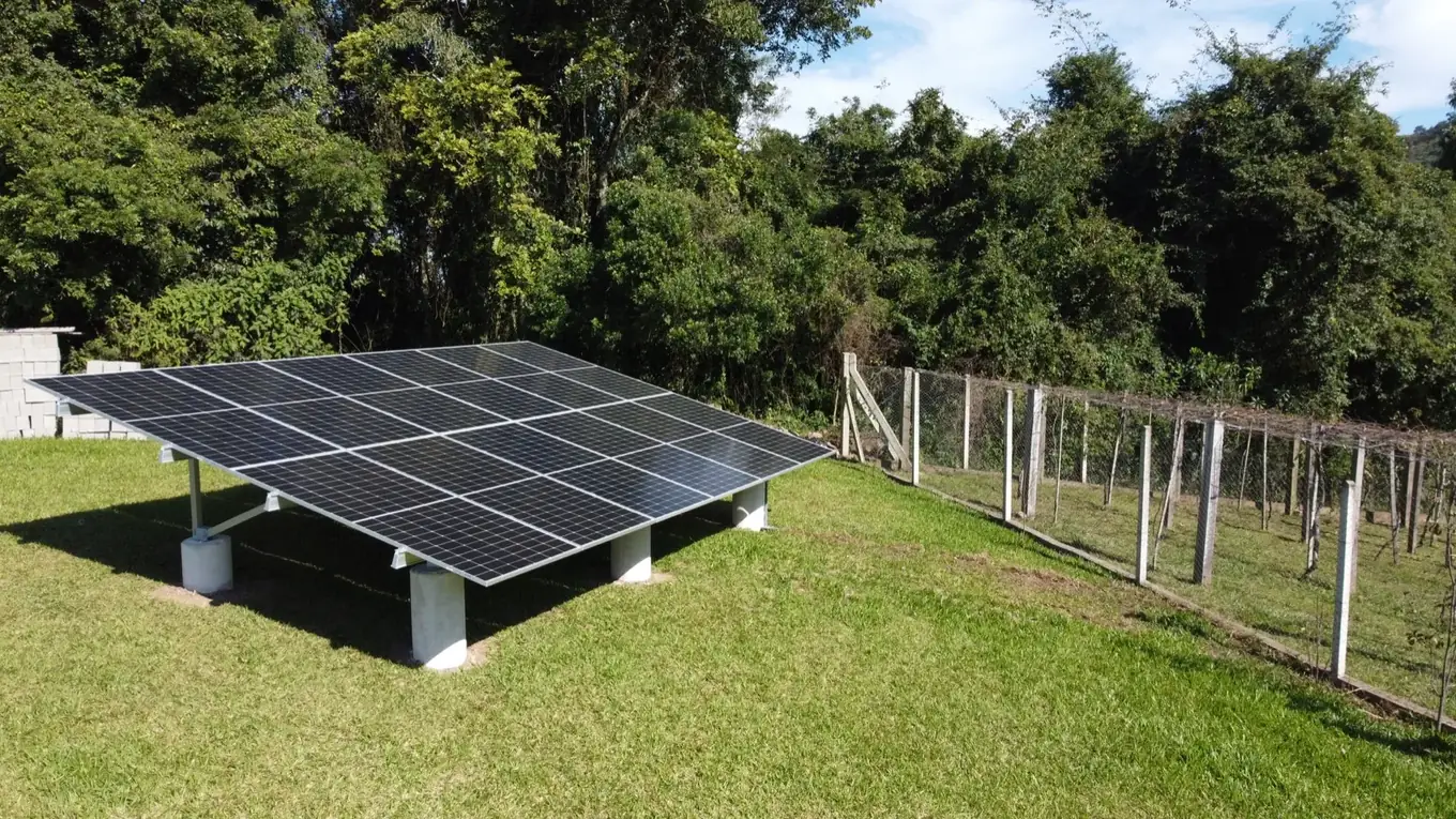 Painéis solares fotovoltaicos instalados em telhado residencial
